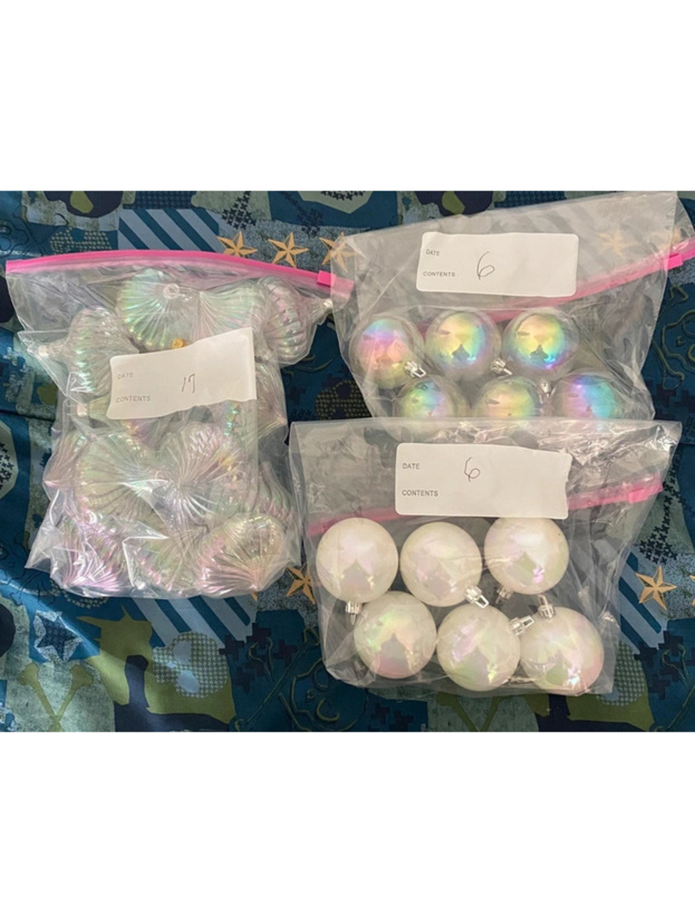 29 Iridescent and pearlescent ball white ornaments